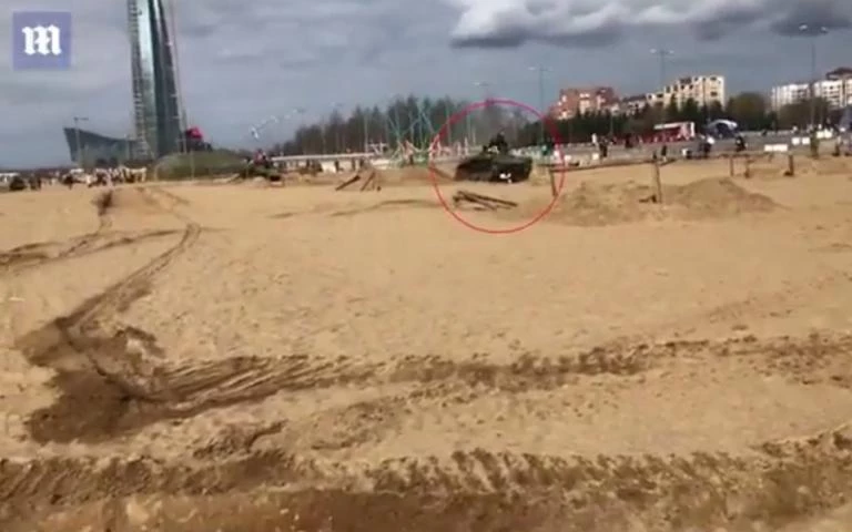 Τρομακτικές εικόνες! Αρμα πάτησε μικρά παιδιά – Σοκαριστικό ατύχημα (βίντεο)